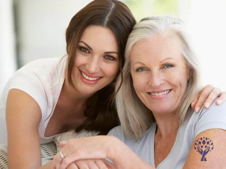 foto de uma filha de 26 anos,confiante com sua mãe com 56 anos, representando a frase "o sucesso tem a cara da mãe"